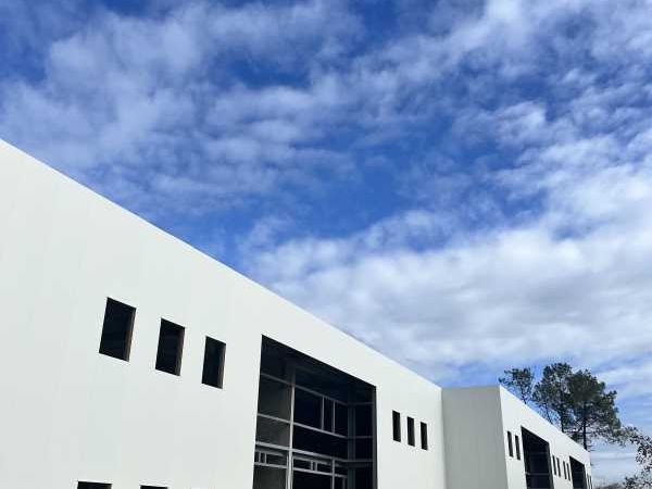 À ST JEAN D'ILLAC, situé sur la Zone d'Activités 