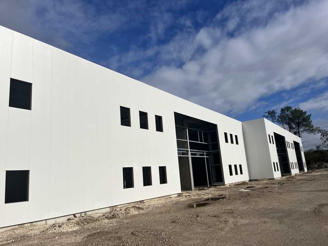 À ST JEAN D'ILLAC, situé sur la Zone d'Activités 