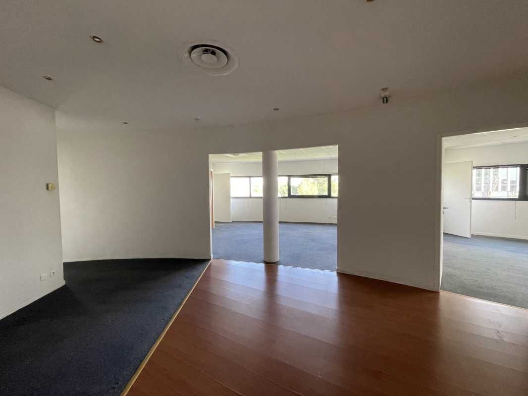 Situé en plein coeur de la zone tertiaire de Cadé