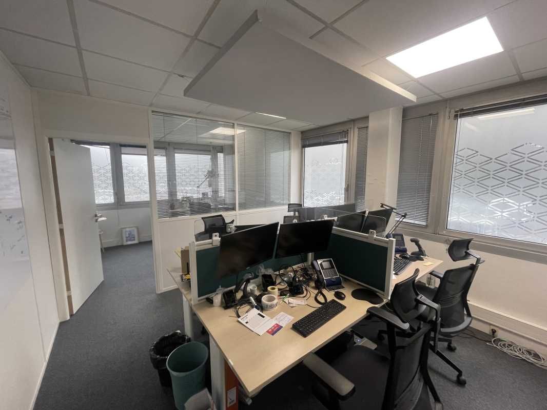 À BRUGES, au sein de la zone du FORUM DU LAC, FAI