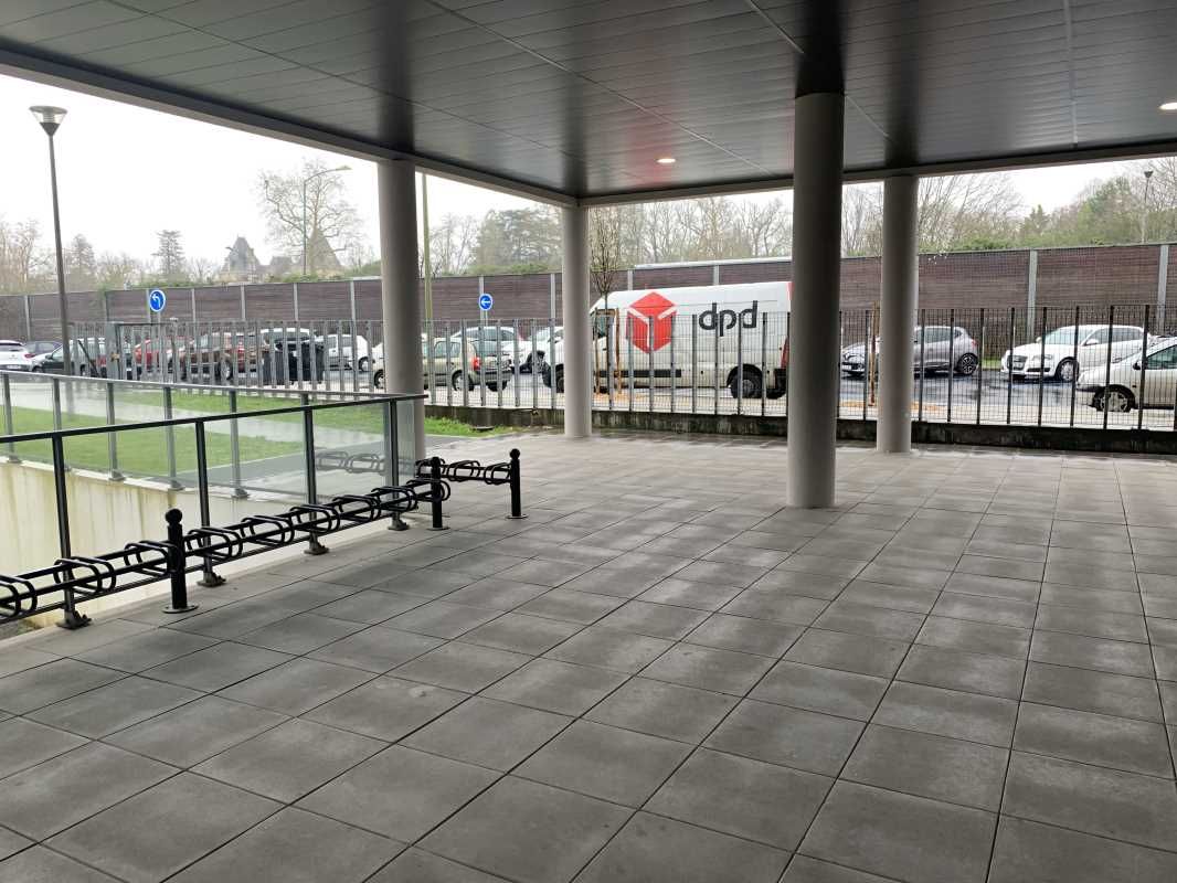 Au pied du Tram à Lormont et à proximité des axes