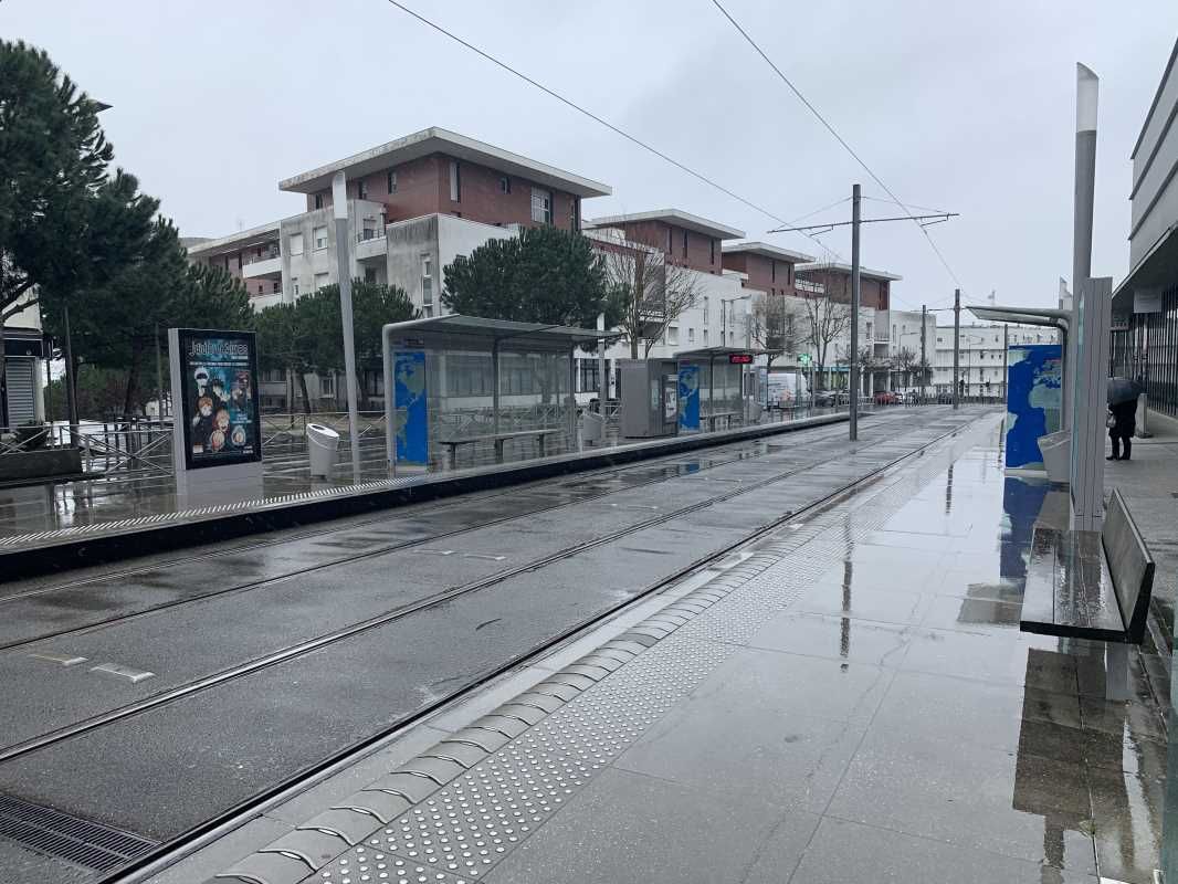 Au pied du Tram à Lormont et à proximité des axes