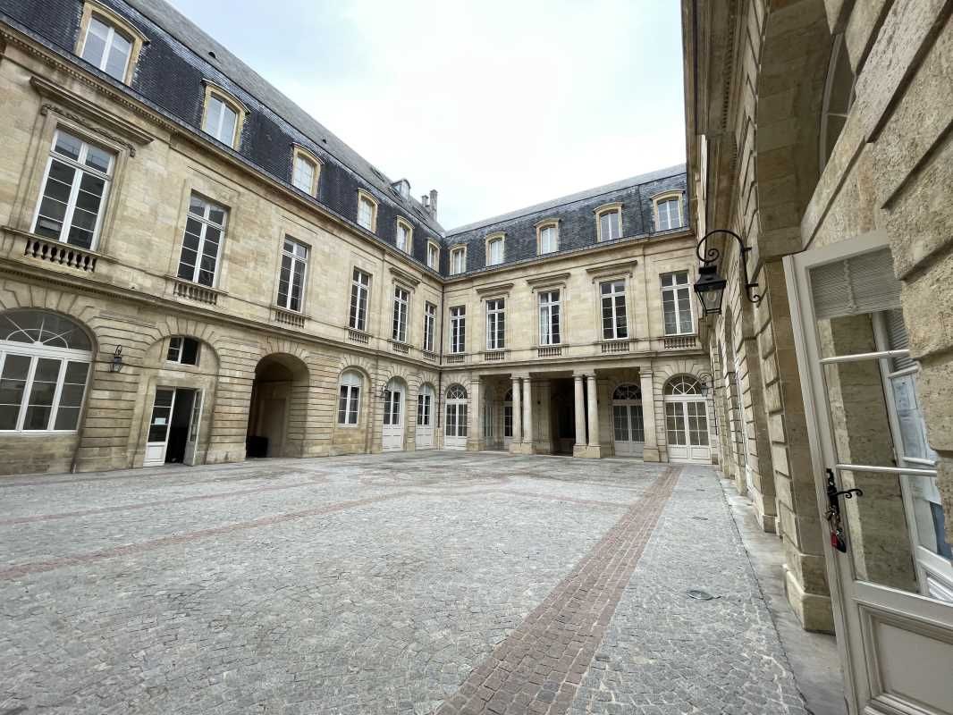 À BORDEAUX, au sein du Triangle d'Or et à proximi