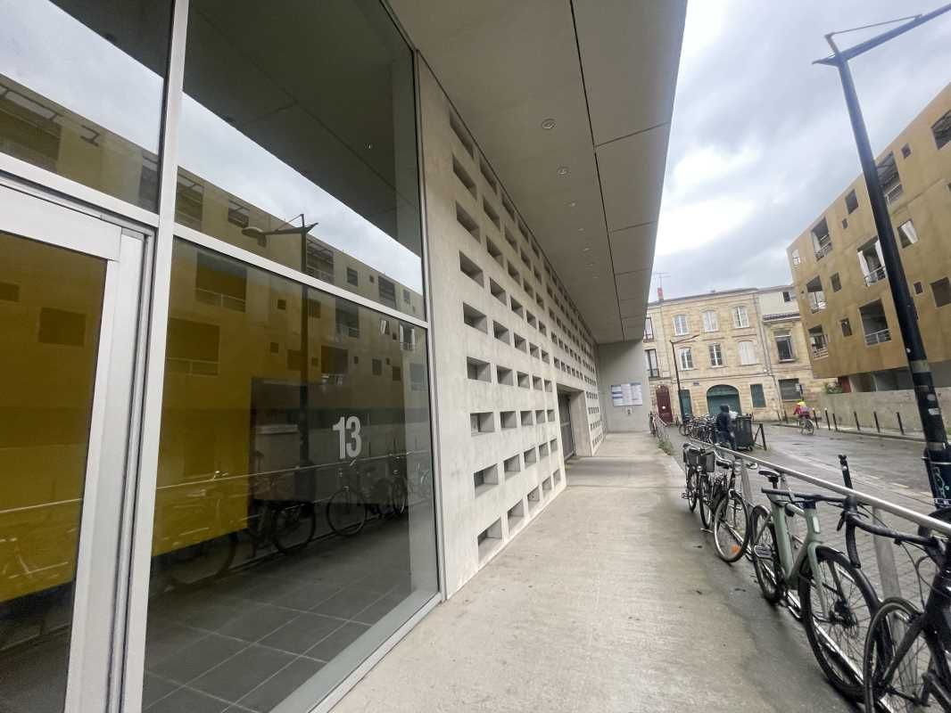 À BORDEAUX, dans le quartier des Chartrons, acces