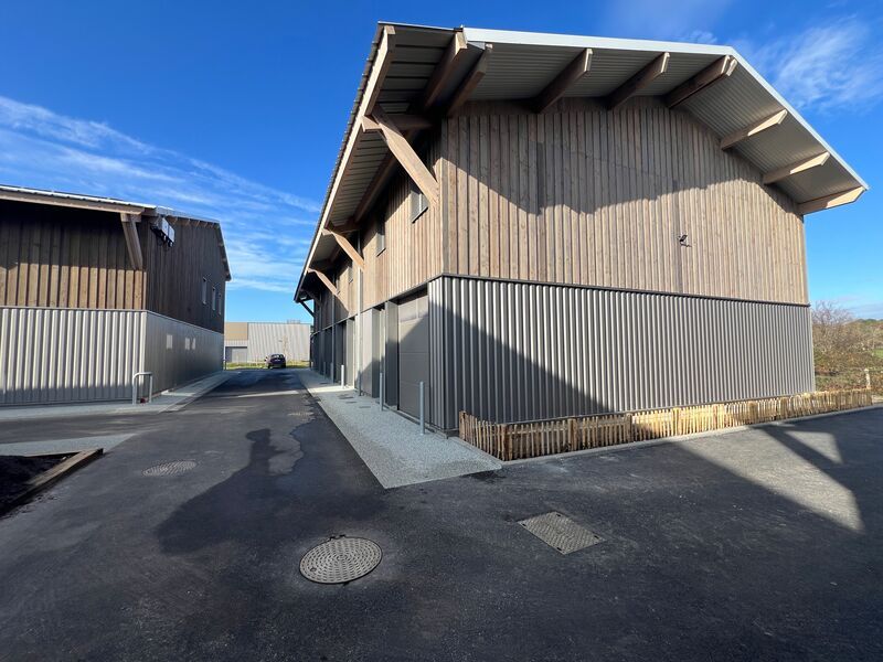 À LE HAILLAN,  avec un accès direct à l'aéroport 