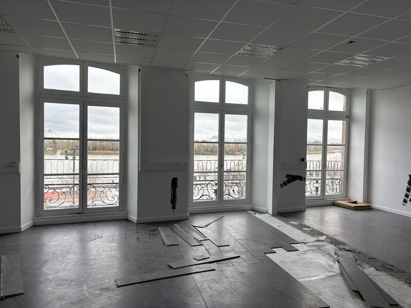 À BORDEAUX, sur le secteur des Chartrons, avec vu