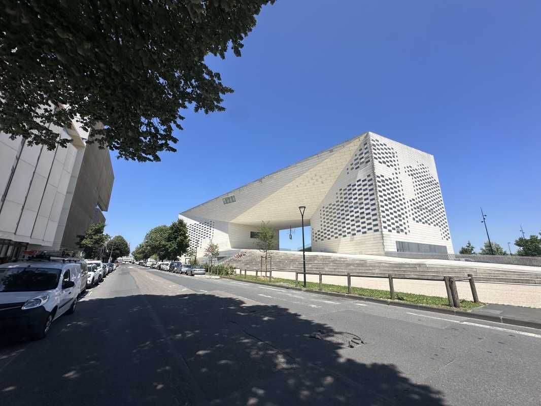 A proximité immédiate de la Gare Saint Jean, quar