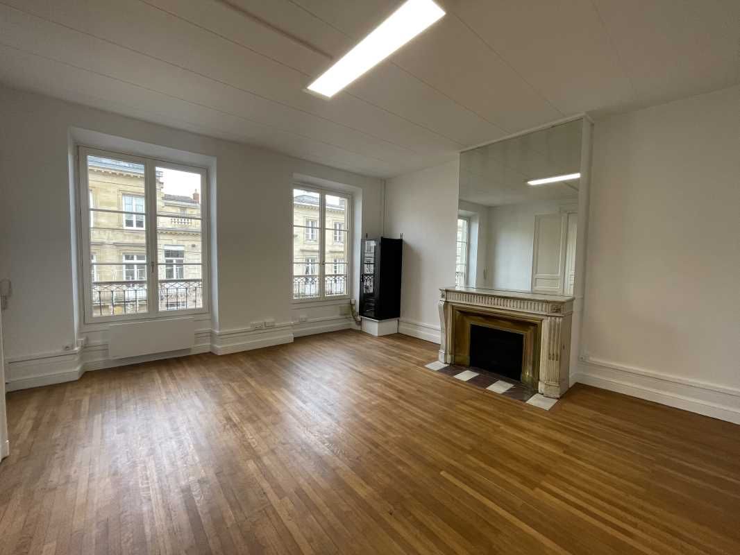 À BORDEAUX, au coeur du Triangle d'Or, sur un axe