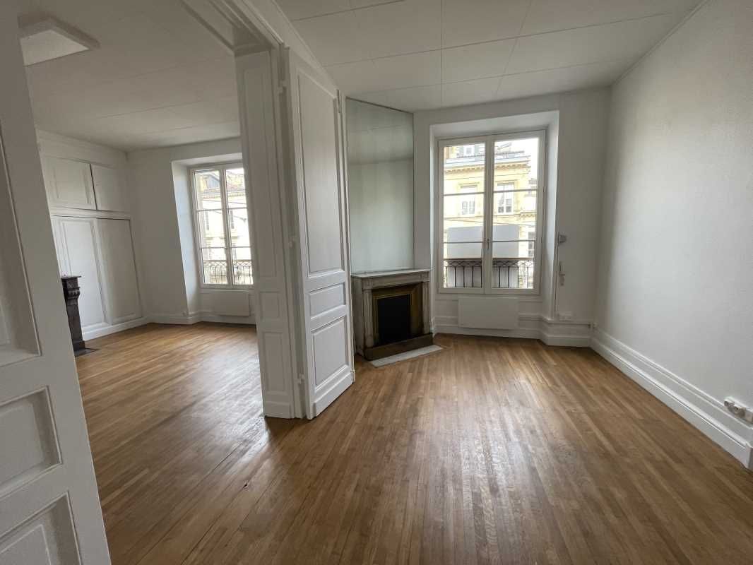 À BORDEAUX, au coeur du Triangle d'Or, sur un axe