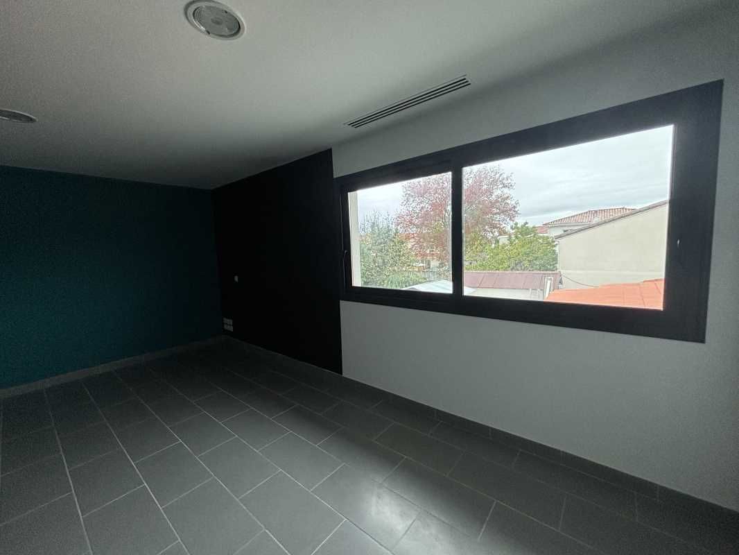 À BASSENS, à proximité de l'A10 et de la gare TER