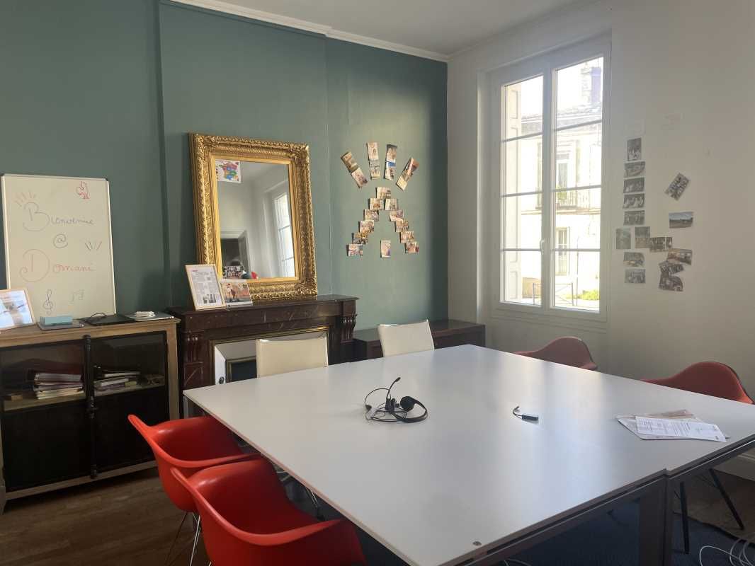 Situé à proximité du Palais de Justice et de la P