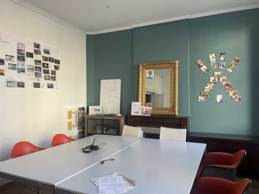 Situé à proximité du Palais de Justice et de la P