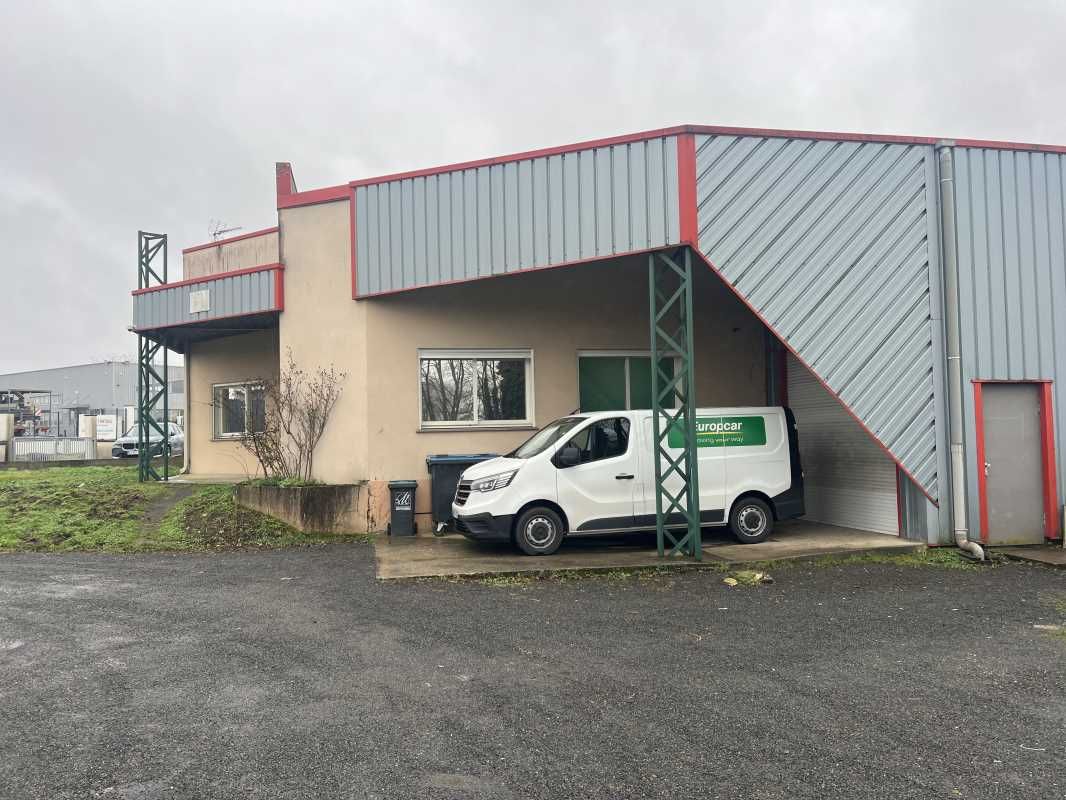 Au coeur de la zone industrielle de BEAUTIRAN et 