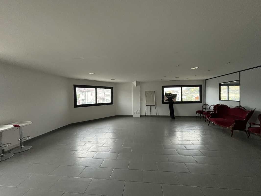 À BASSENS, à proximité de l'A10 et de la gare TER