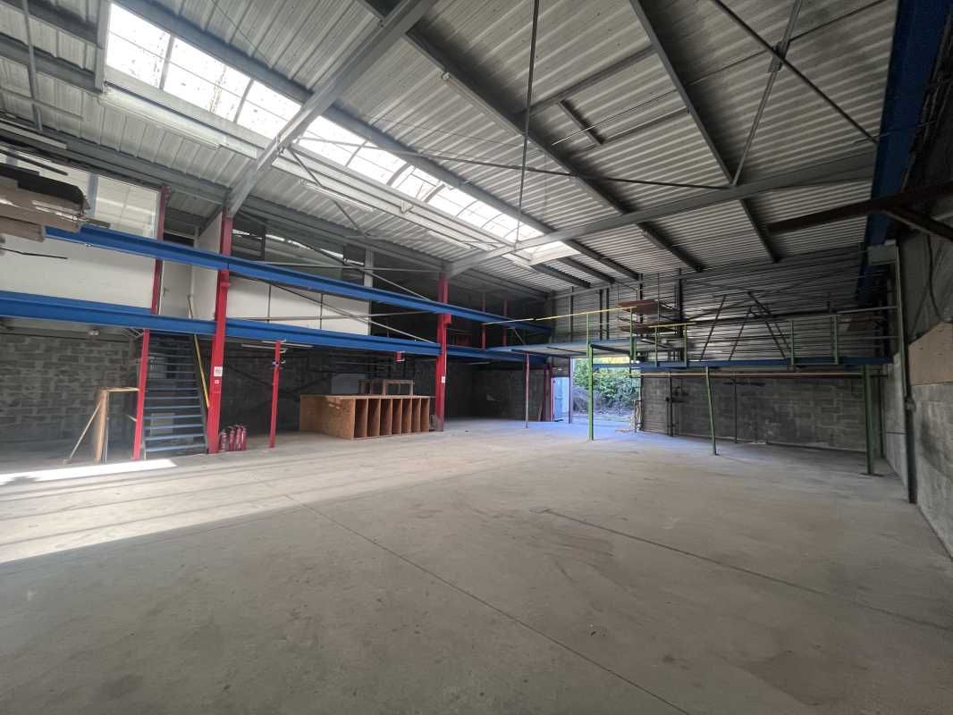 À ARTIGUES-PRES-BORDEAUX, au sein d'un bâtiment e