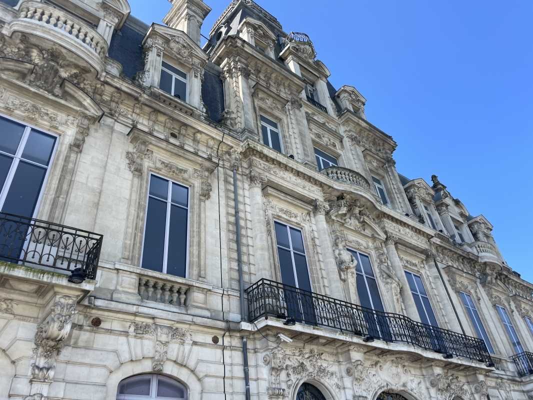 Situé à Bordeaux, sur les quais face à la Garonne