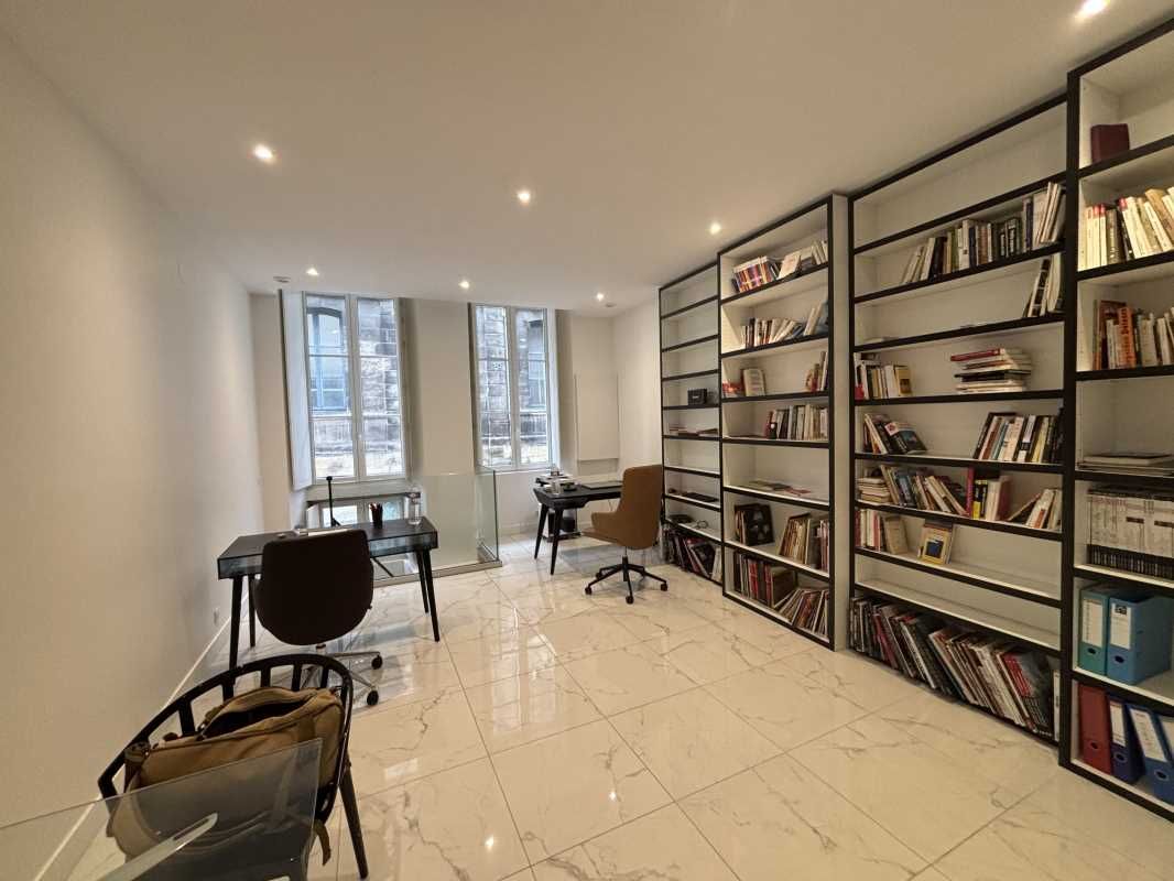 Situé a proximité immédiate de la place Puy Berla