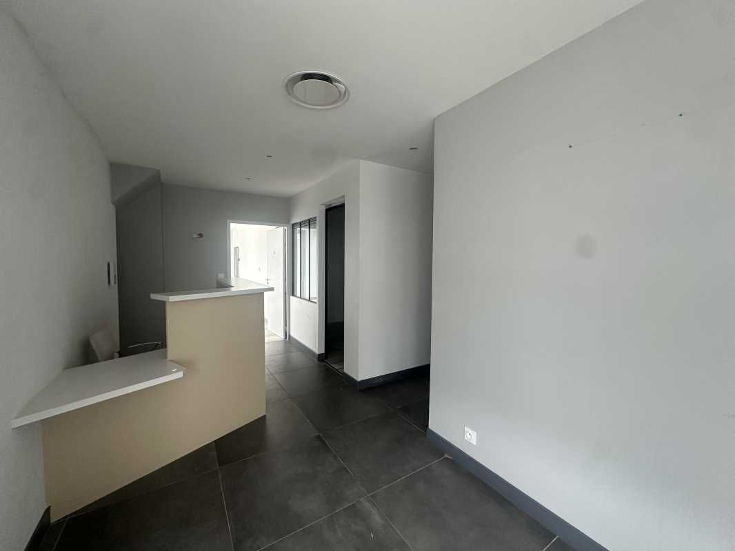 Situé à proximité immédiate des Bassins à Flot FA