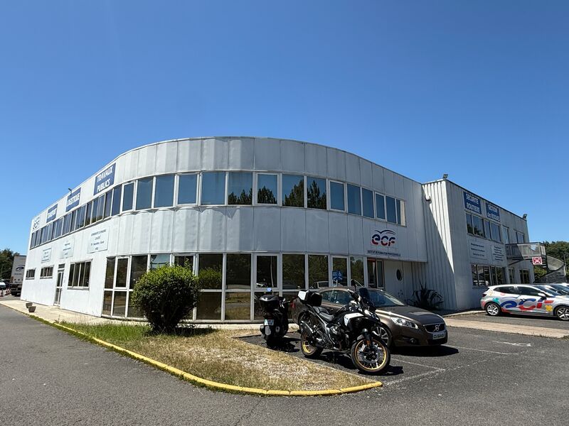 À MÉRIGNAC, à proximité immédiate de l'aéroport d