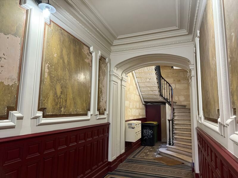 À BORDEAUX, à proximité immédiate de la Place St-