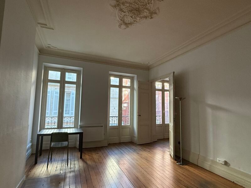 À BORDEAUX, à proximité immédiate de la Place St-