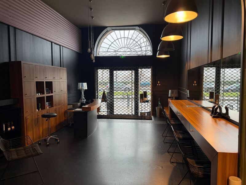 À BORDEAUX, situé  dans le quartier des Chartrons