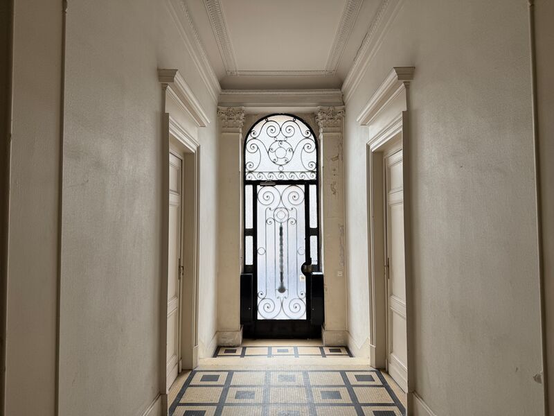 Situé dans le centre de Bordeaux, rue Judaique, F