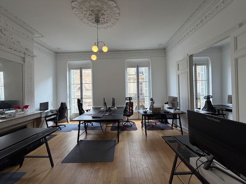 Situé dans le triangle d'Or de Bordeaux, à proxim