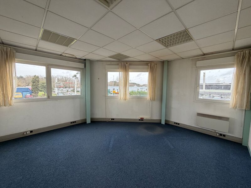 Situé dans la Z.A. MERMOZ à EYSINES, proche rocad