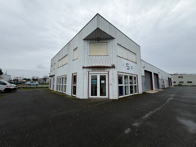 Situé dans la Z.A. MERMOZ à EYSINES, proche rocad