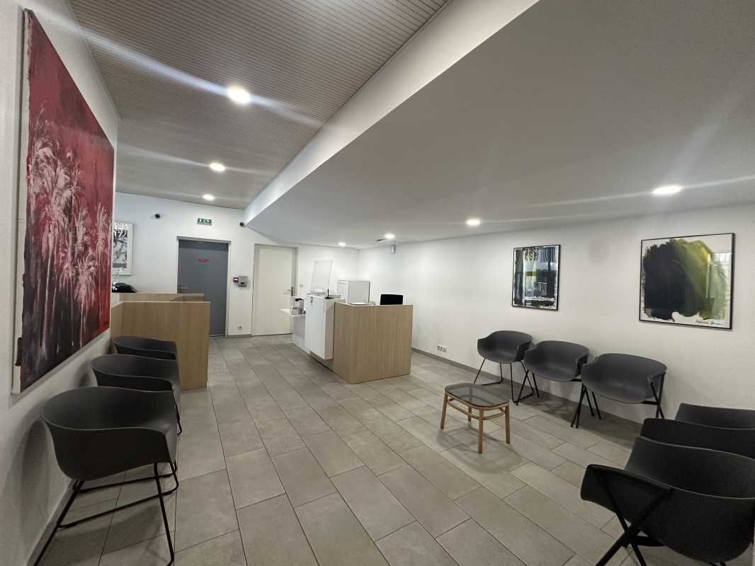 Situé dans le quartier des Bassins à Flot au nord