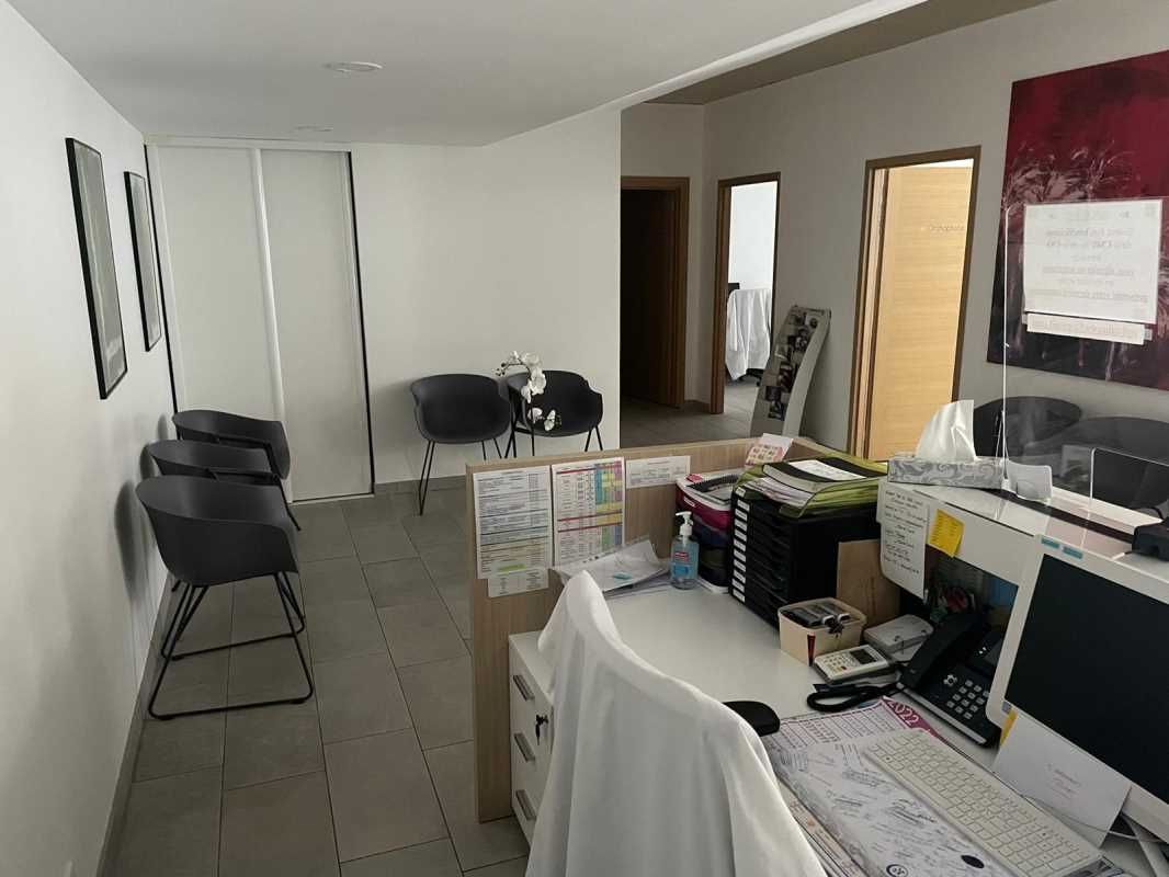 Situé dans le quartier des Bassins à Flot au nord