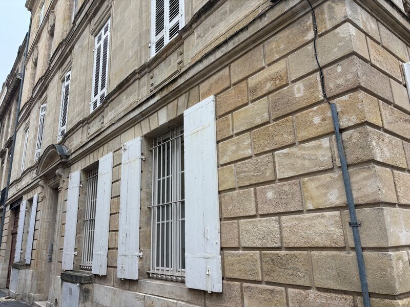 Situé dans l'hyper centre de Bordeaux, à proximit