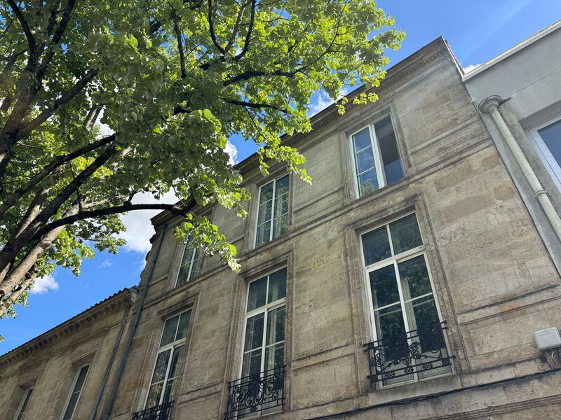En centre ville de Bordeaux, à proximité du palai
