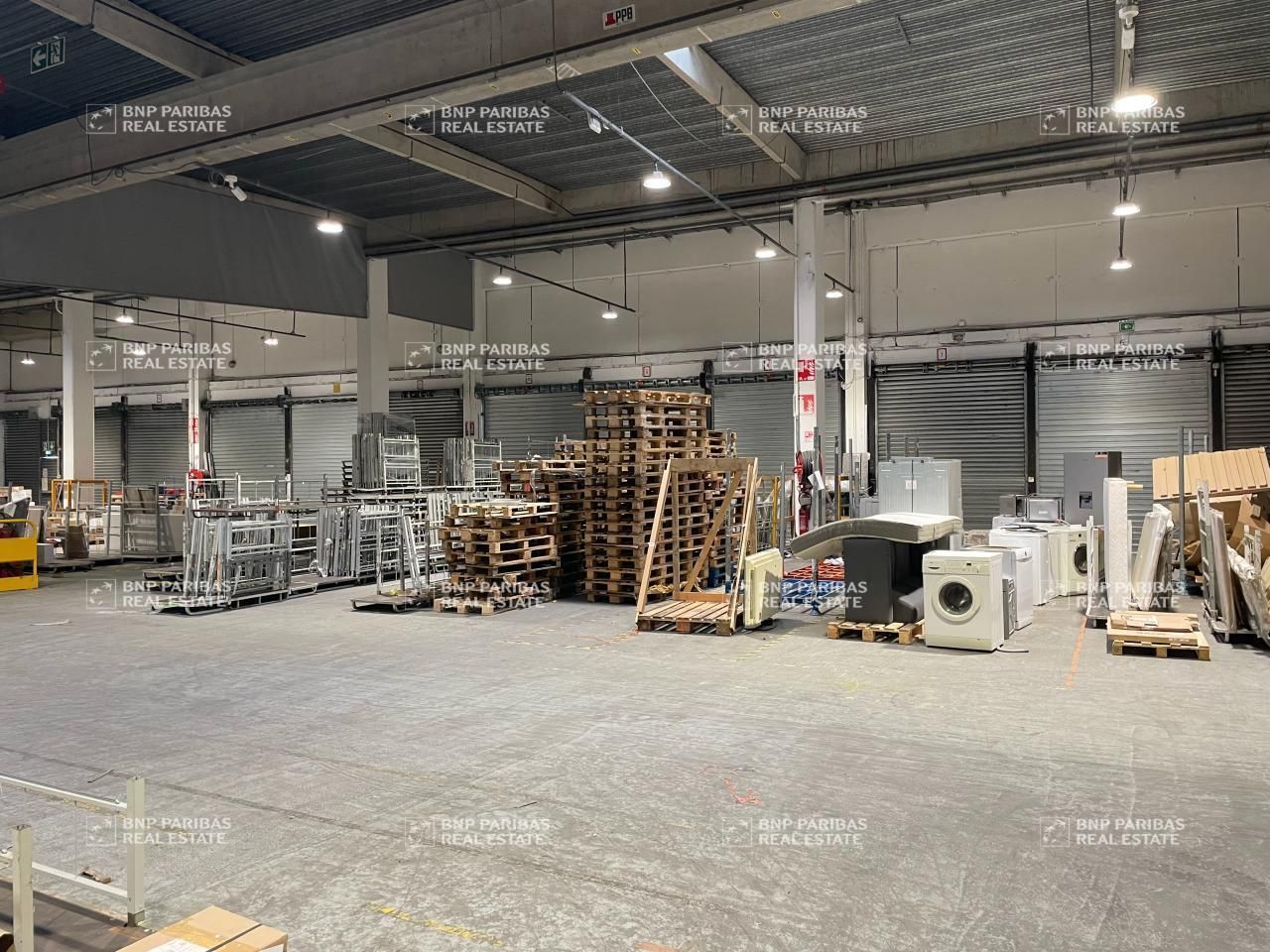 6517 m² pour cetentrepôts classe c en location à Bruges