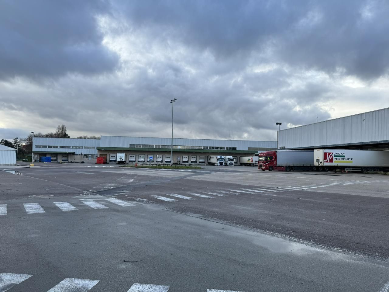 70611 m² pour cetentrepôts classe b en location à Besançon