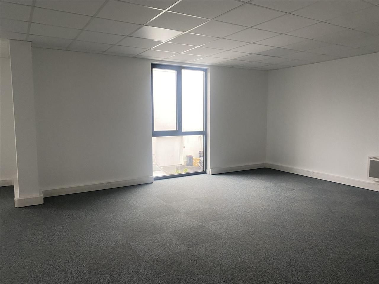 Dans un parc d'activité récent, CRENO REAL ESTATE