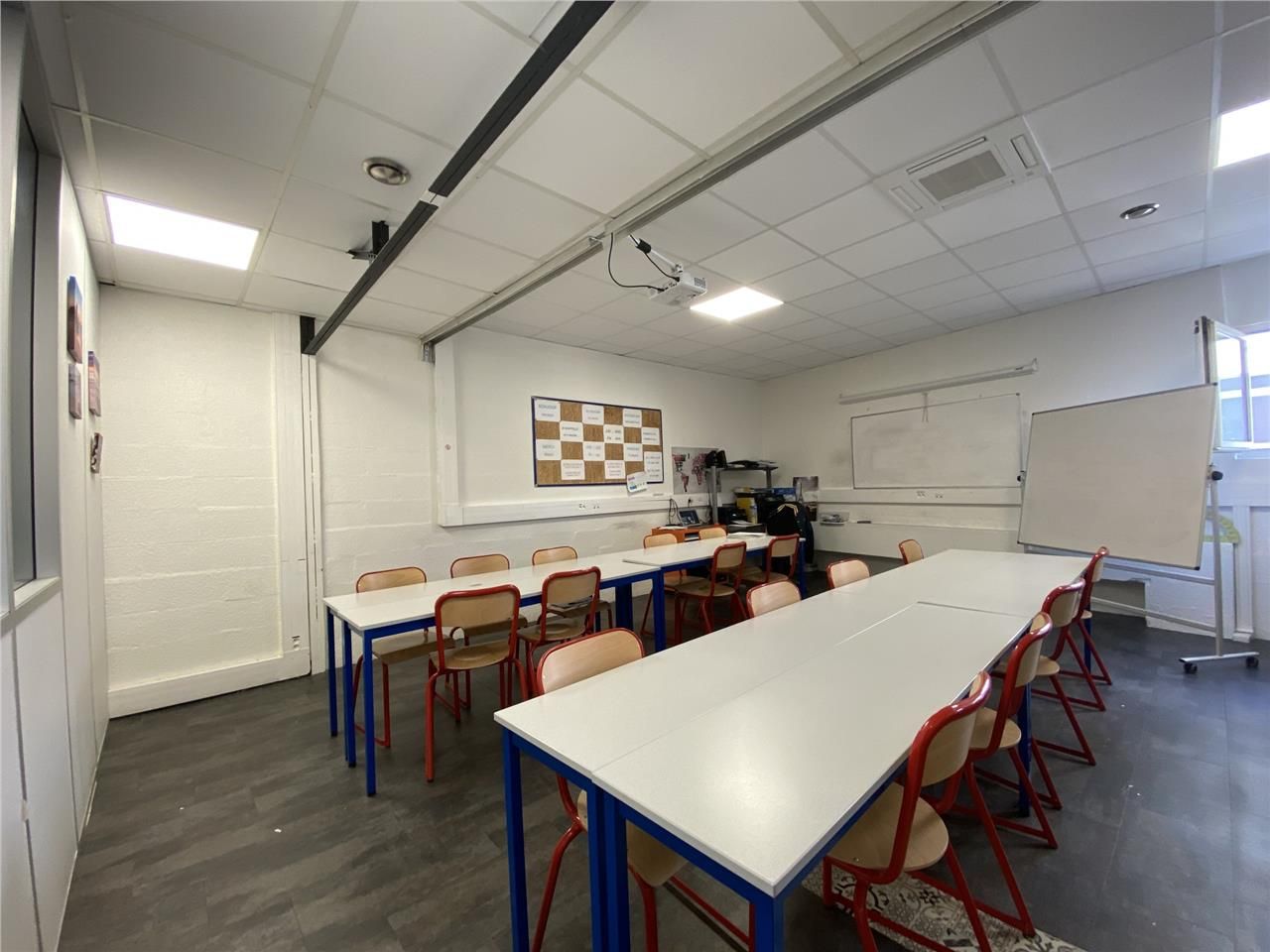 Pied du Métro Croix de Chavaux (M9), CRENO REAL E