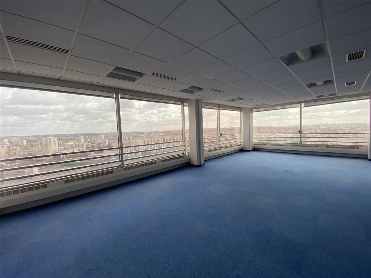 A 300 mètres du RER E, CRENO REAL ESTATE vous pro