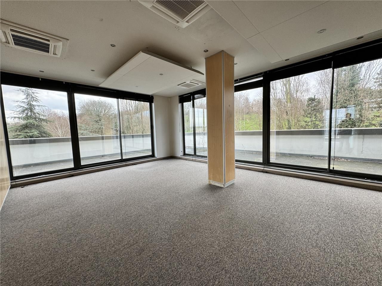 Au pied de l'autoroute A86, CRENO REAL ESTATE vou