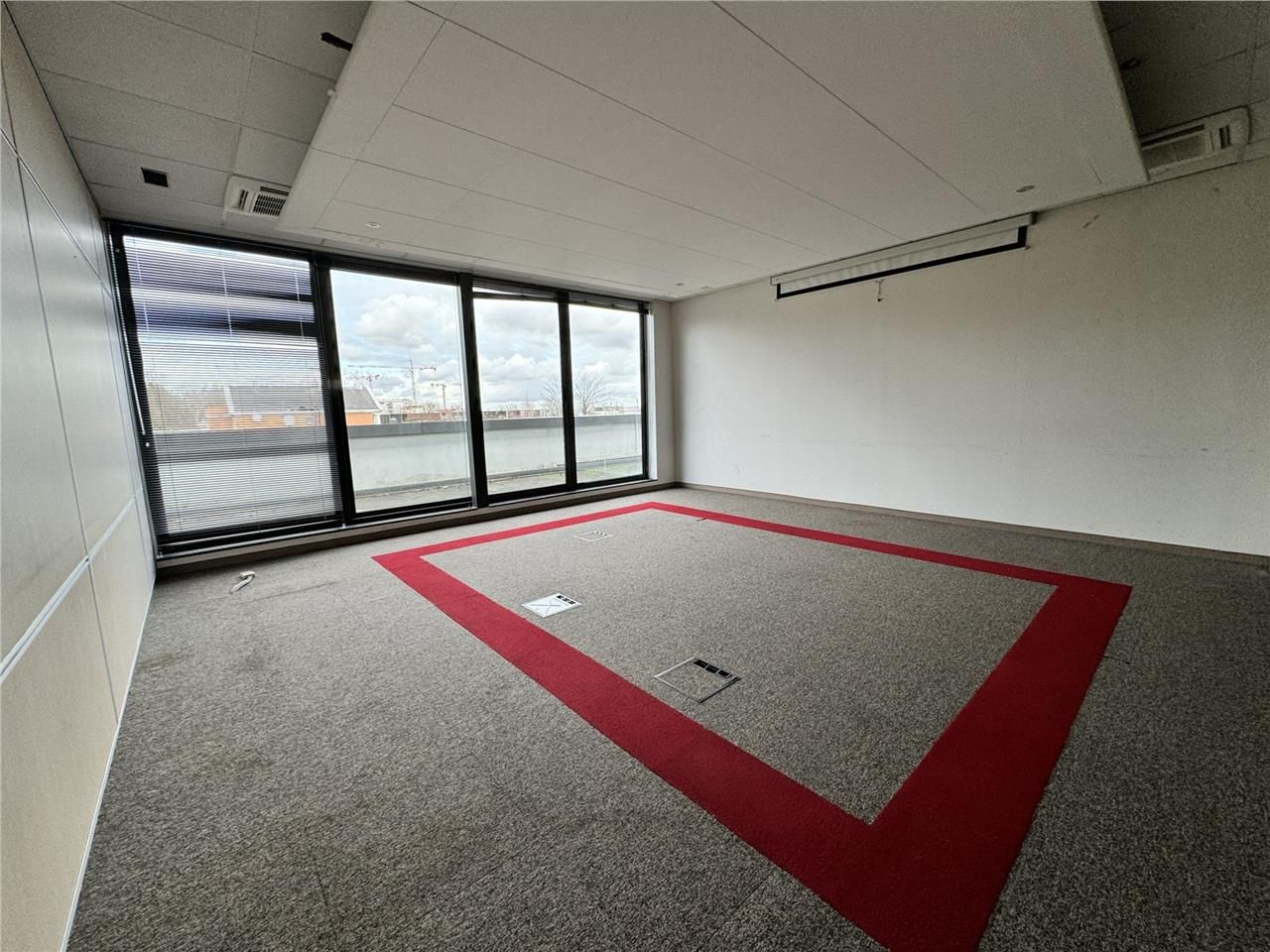 Au pied de l'autoroute A86, CRENO REAL ESTATE vou