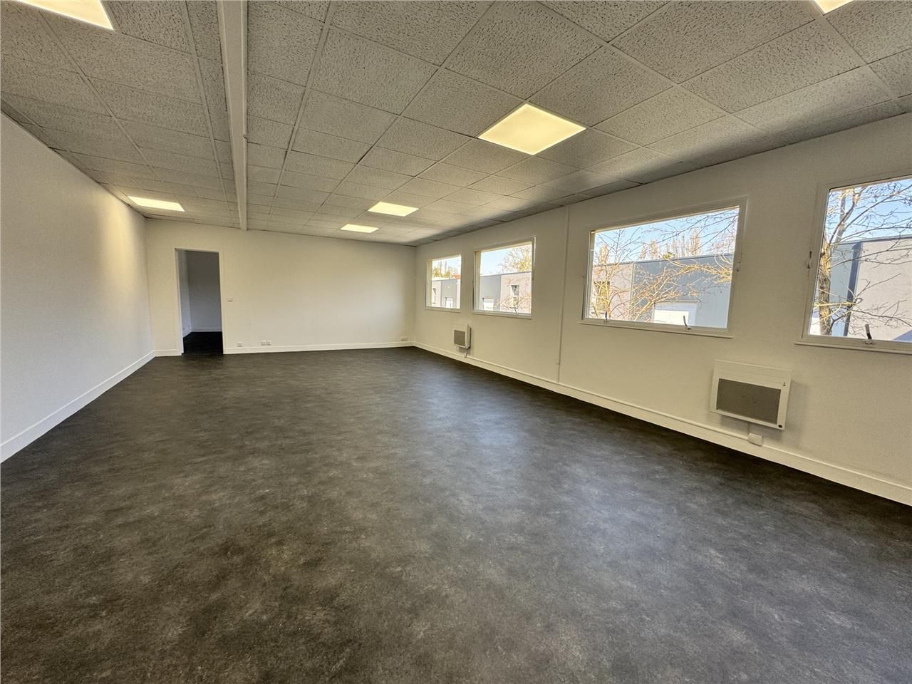 Proche de l'Autoroutes A15 / A115, CRENO REAL EST