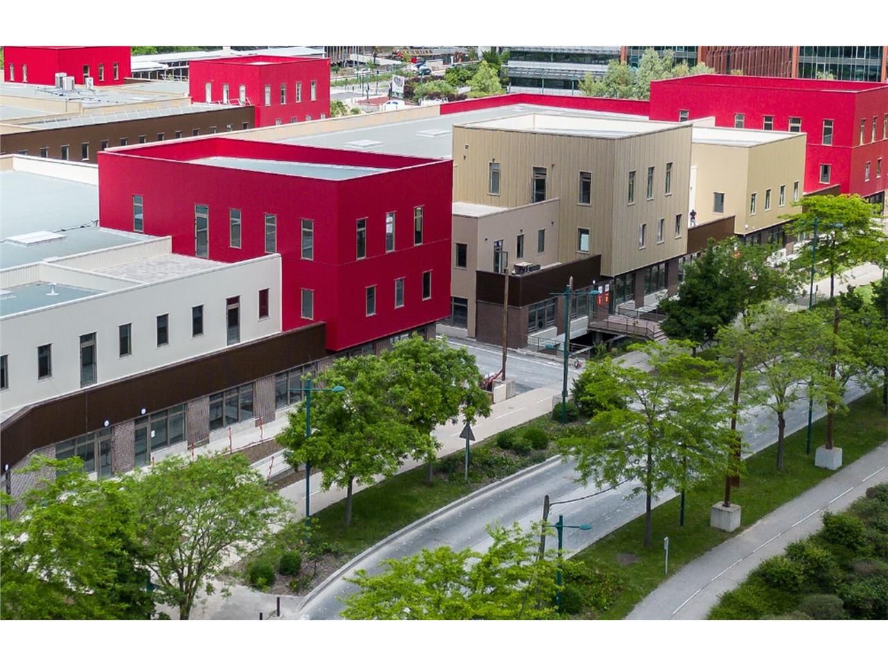 Au sein d'un parc d'activité tertiaire, CRENO REA