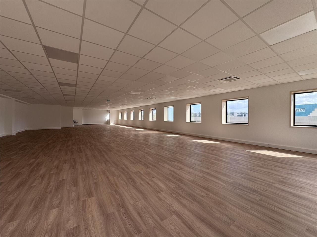 CRENO REAL ESTATE vous propose une surface de 255