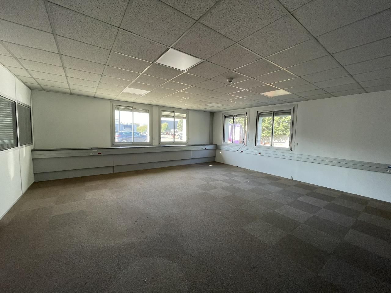 8970 m² pour ce bureaux en location à Drancy