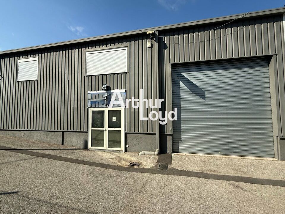 Local d'activité de 220 m² avec bureaux