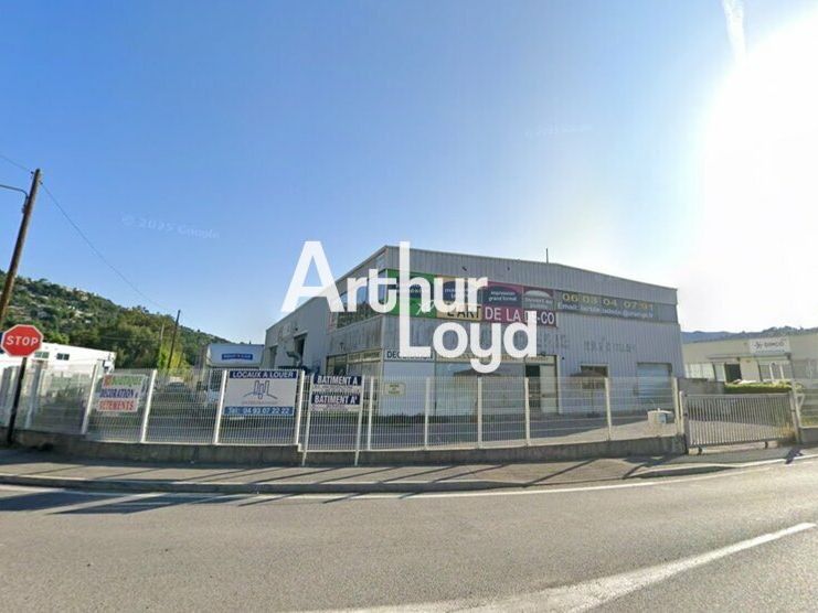 Local de 416 m² sur 2 niveaux avec vitrine
