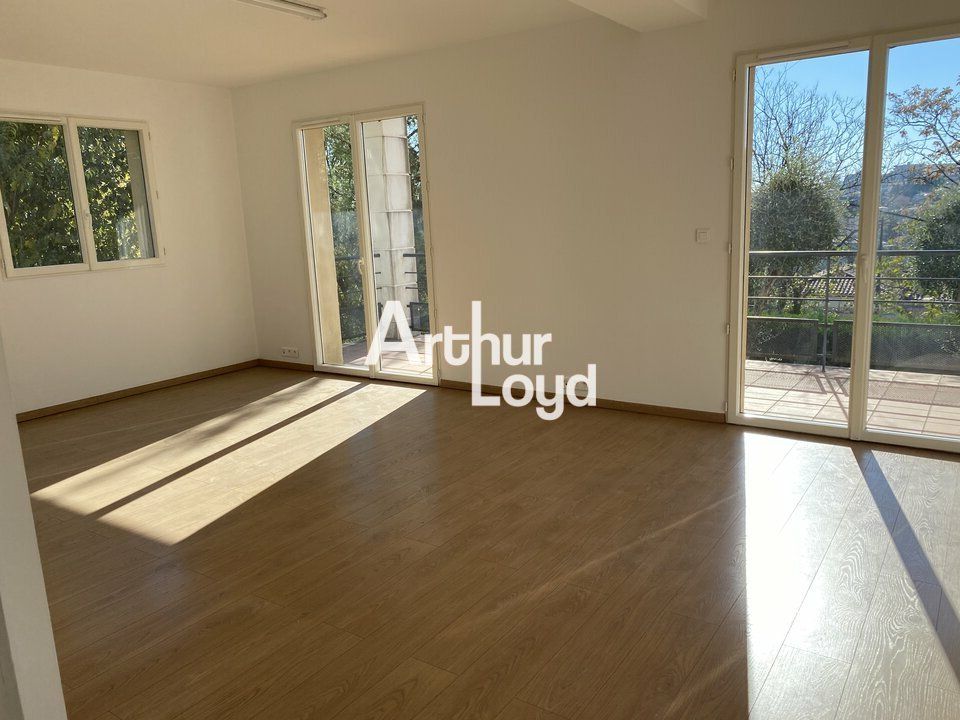 Bureaux rénovés de 80 m² en R+1 au