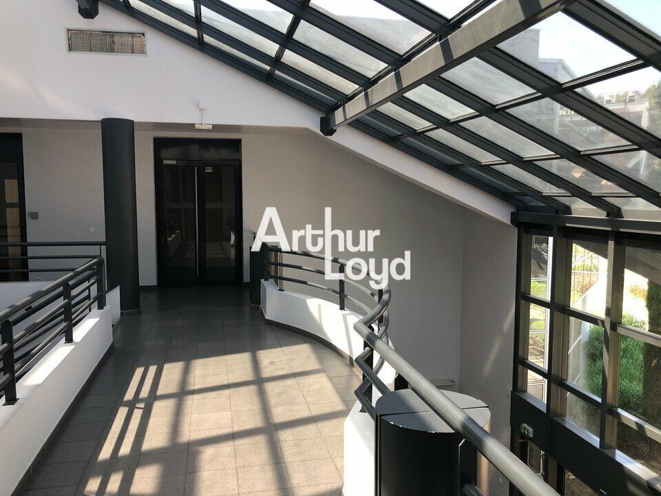 Bureaux cloisonnés à louer 297 m²