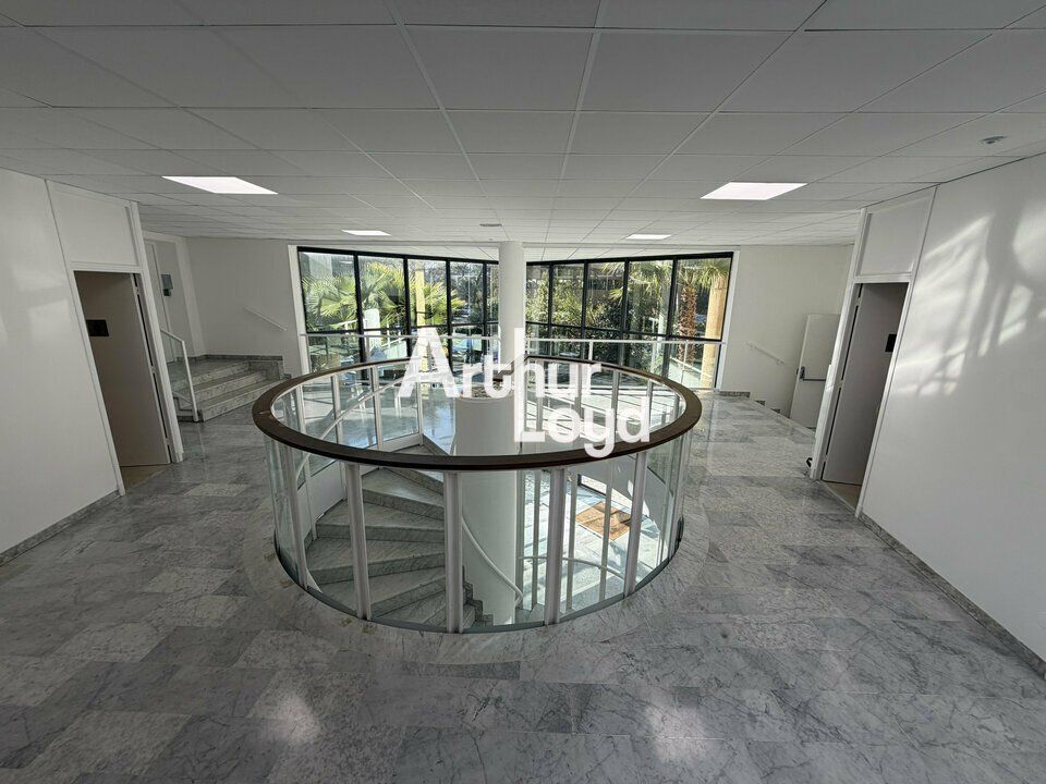 Bureaux à vendre 682 m² divisibles d